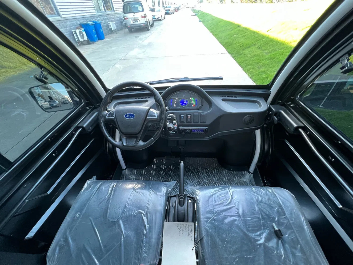 UAE Golf Cart - 6 Seater Enclosed Electric Golf Cart with Air Conditioning and 60V Battery - View 4